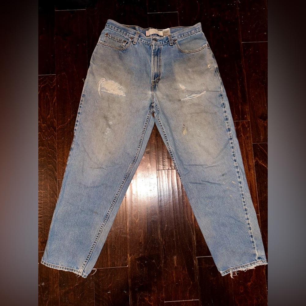Distressed Levi’s 560 Comfort Fit